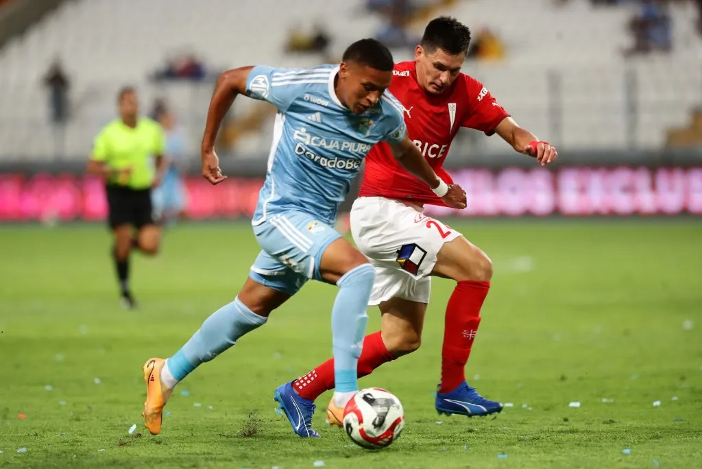 Los cruzados la pasaron mal en su visita al Estadio Nacional de Lima | Photosport