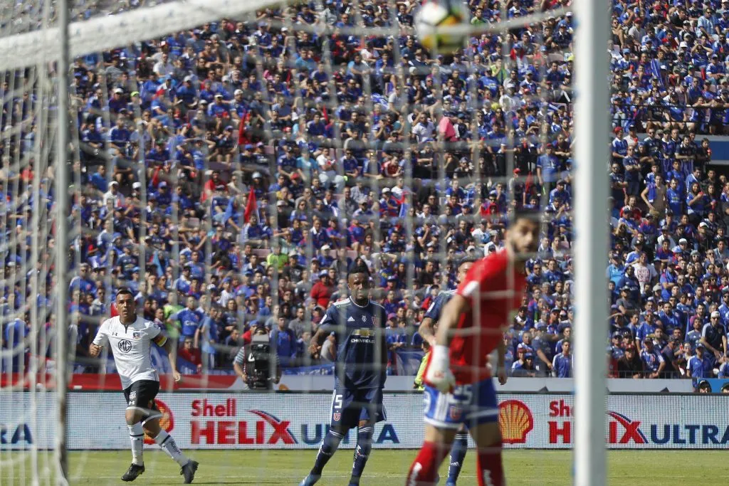 Esteban Paredes “repitió” el golazo a Johnny Herrera en el Superclásico durante amistoso de Colo Colo de todos los tiempos.