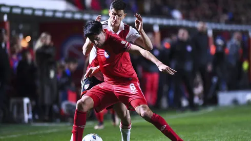 Lucas Villalba en acción ante River Plate.