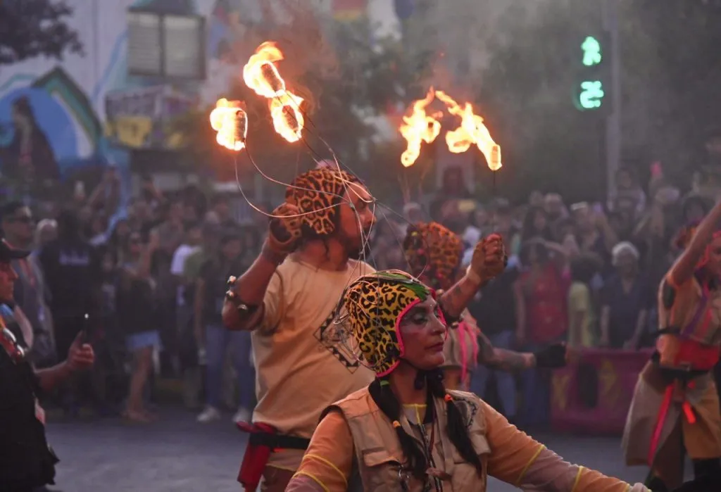 “La Pachakuna, Guardiana de Los Andes”, un pasacalles que presentó el recorrido de animales sagrados de la cultura andina en medio de las actividades de Teatro a Mil en San Bernardo.