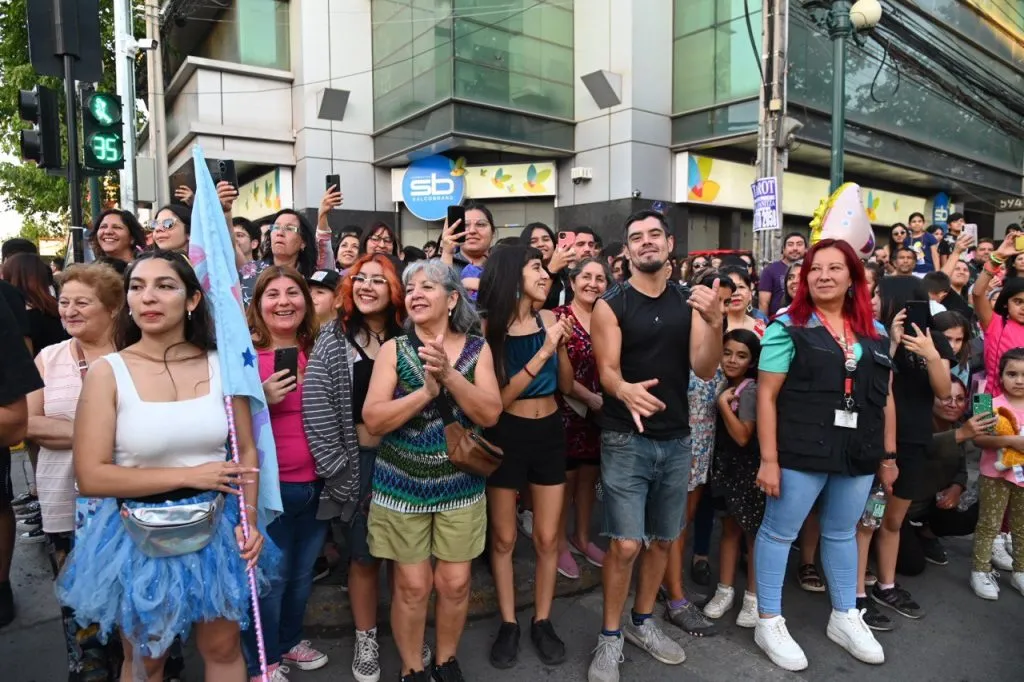 “La Pachakuna, Guardiana de Los Andes”, un pasacalles que presentó el recorrido de animales sagrados de la cultura andina en medio de las actividades de Teatro a Mil en San Bernardo.