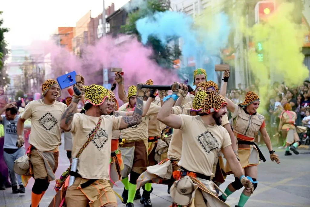 “La Pachakuna, Guardiana de Los Andes”, un pasacalles que presentó el recorrido de animales sagrados de la cultura andina en medio de las actividades de Teatro a Mil en San Bernardo.