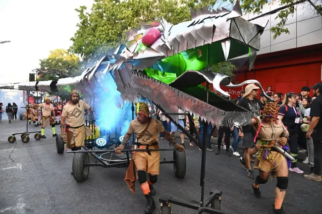 “La Pachakuna, Guardiana de Los Andes”, un pasacalles que presentó el recorrido de animales sagrados de la cultura andina en medio de las actividades de Teatro a Mil en San Bernardo.