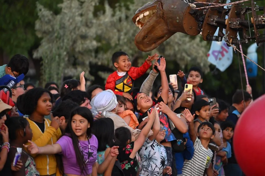 “La Pichintún”, un tiranosaurio descubierto en La Patagonia recorre las calles de Alpes con Balmaceda, en San Bernardo en medio de las actividades de Teatro a Mil.