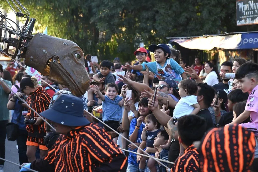 “La Pichintún”, un tiranosaurio descubierto en La Patagonia recorre las calles de Alpes con Balmaceda, en San Bernardo en medio de las actividades de Teatro a Mil.