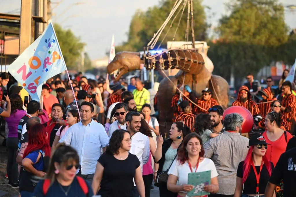 “La Pichintún”, un tiranosaurio descubierto en La Patagonia recorre las calles de Alpes con Balmaceda, en San Bernardo en medio de las actividades de Teatro a Mil.
