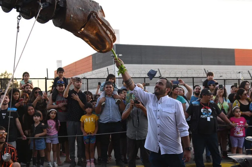 “La Pichintún”, un tiranosaurio descubierto en La Patagonia recorre las calles de Alpes con Balmaceda, en San Bernardo en medio de las actividades de Teatro a Mil.