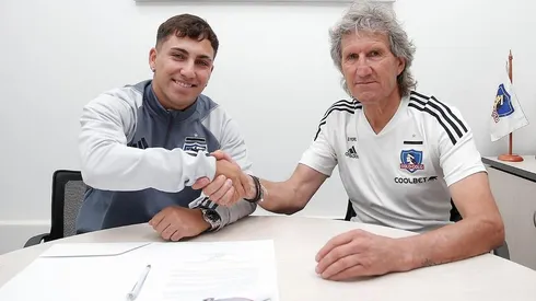 Enzo Riquelme firmó su primer contrato profesional con Colo Colo.