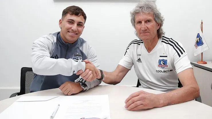 Enzo Riquelme firmó su primer contrato profesional con Colo Colo.