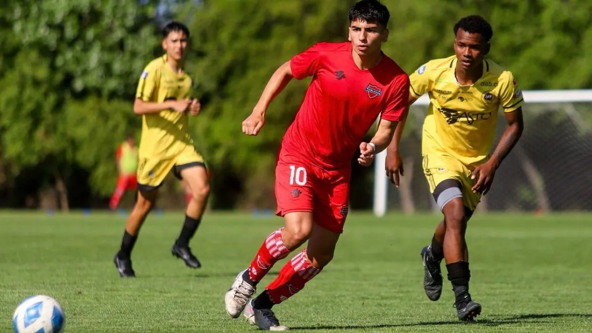 Erick Henríquez con la 10, en su paso por las inferiores de Ñublense.