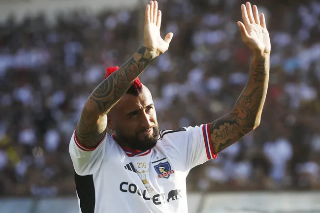 Johnny Herrera asegura que Vidal está listo en Colo Colo y arregla trámites para su regreso al Cacique. (Foto: Photosport)