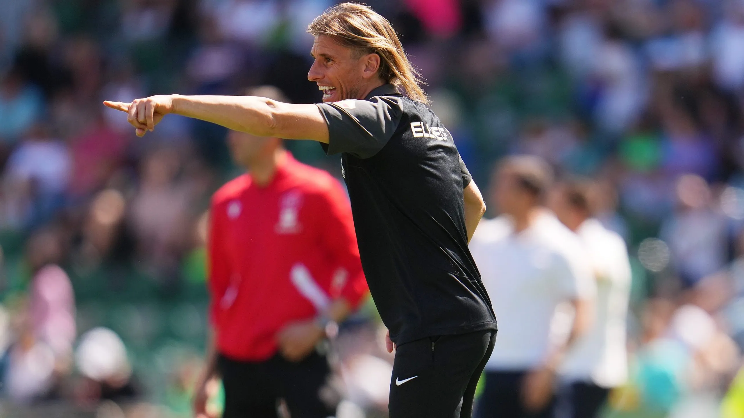Beccacece dirigiendo al Elche contra el Valencia. Foto: Aitor Alcalde/Getty Images.