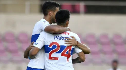 Alfonso Parot abraza a Franco di Santo, uno de los cortados de la UC.