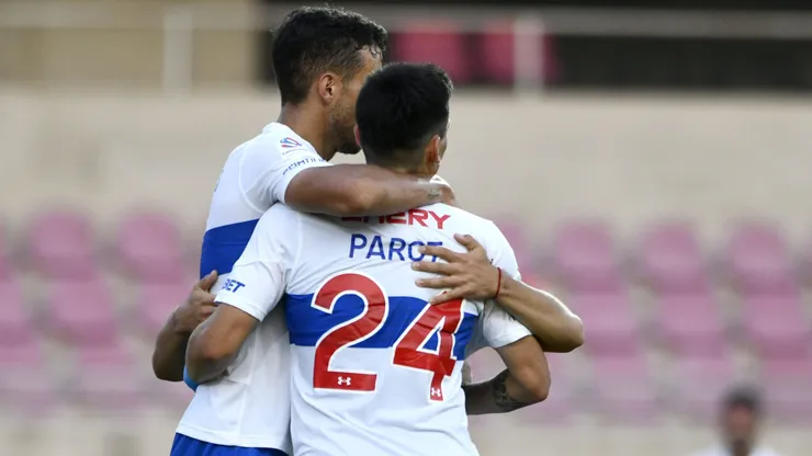 Alfonso Parot abraza a Franco di Santo, uno de los cortados de la UC.