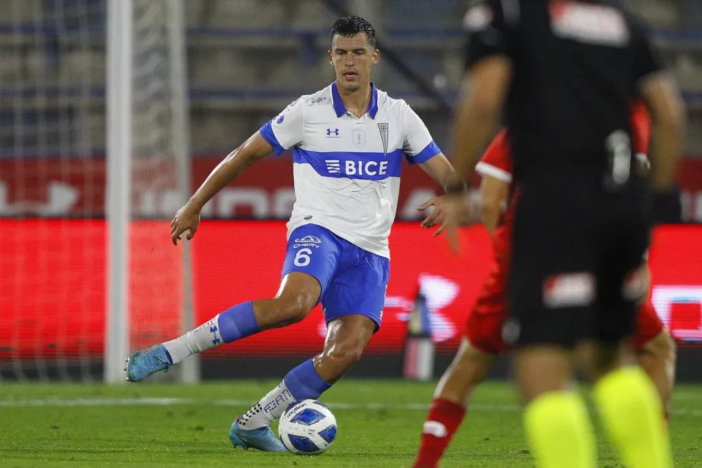 Nehuén Paz en acción por la Universidad Católica. Ha jugado apenas 13 partidos en los Cruzados. (Felipe Zanca/Photosport).