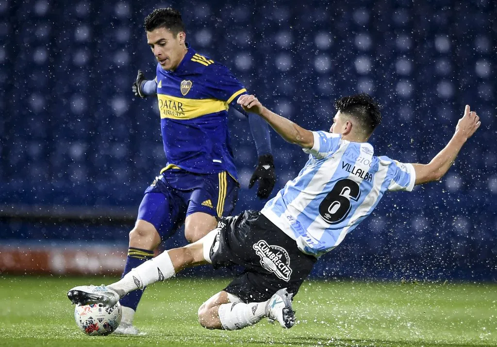 Lucas Villalba en acción ante Boca Juniors por Argentinos Juniors. (Marcelo Endelli/Getty Images)