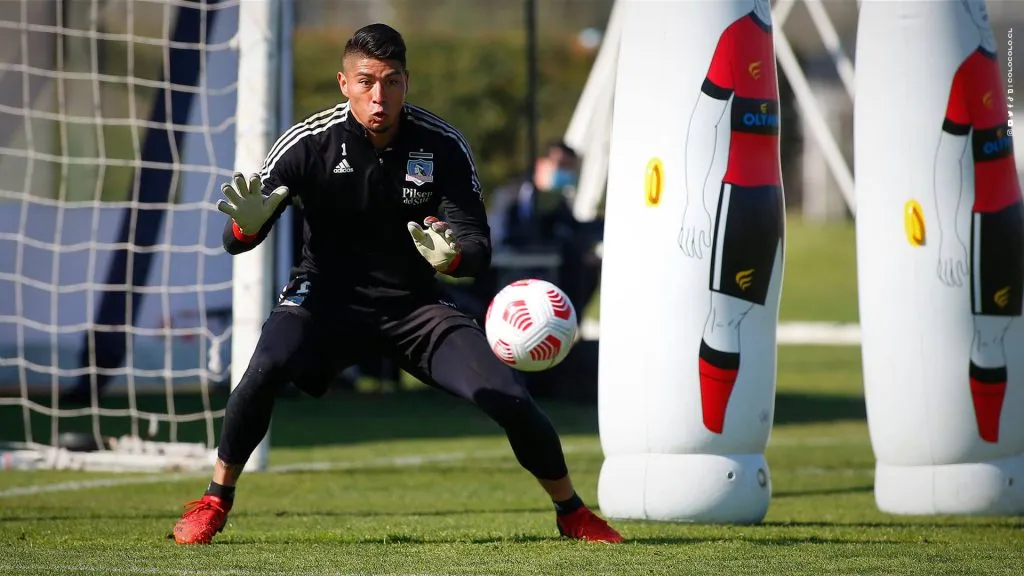 De momento Brayan Cortés sigue siendo arquero del Cacique tras el rechazo de la oferta de Vélez. | Foto: Colo Colo.