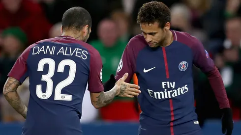 Neymar le da una mano a Dani Alves, en juicio por abuso sexual.