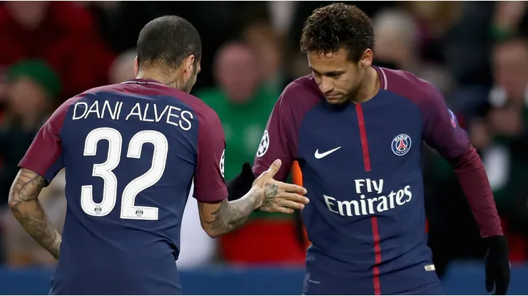 Neymar le da una mano a Dani Alves, en juicio por abuso sexual.