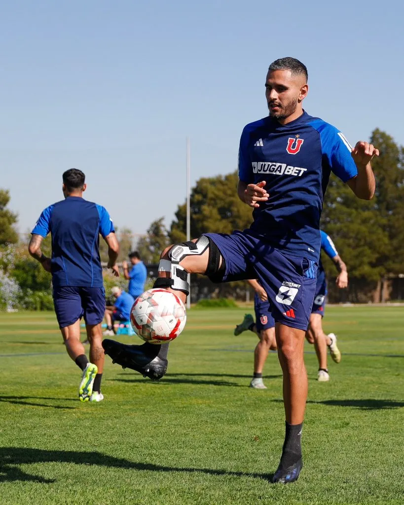 La especial rodillera que permite los movimientos de Federico Mateos. Foto: U. de Chile