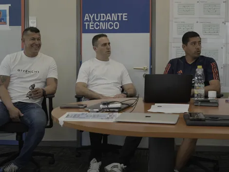 No sólo con Vidal: Almirón intercambia conceptos con Nico Córdova