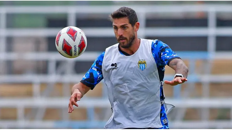 Larrivey entrena como un jugador más en Magallanes para el 2024.