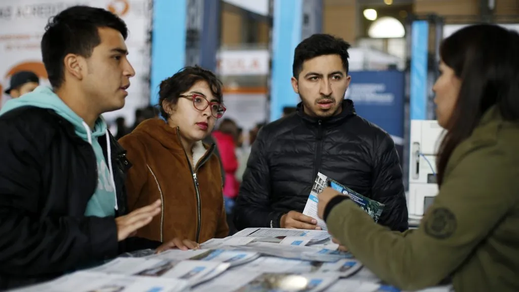 Futuros estudiantes en una feria de postulación.
