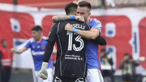 El abrazo una vez golearon a la UC en el Clásico Universitario.