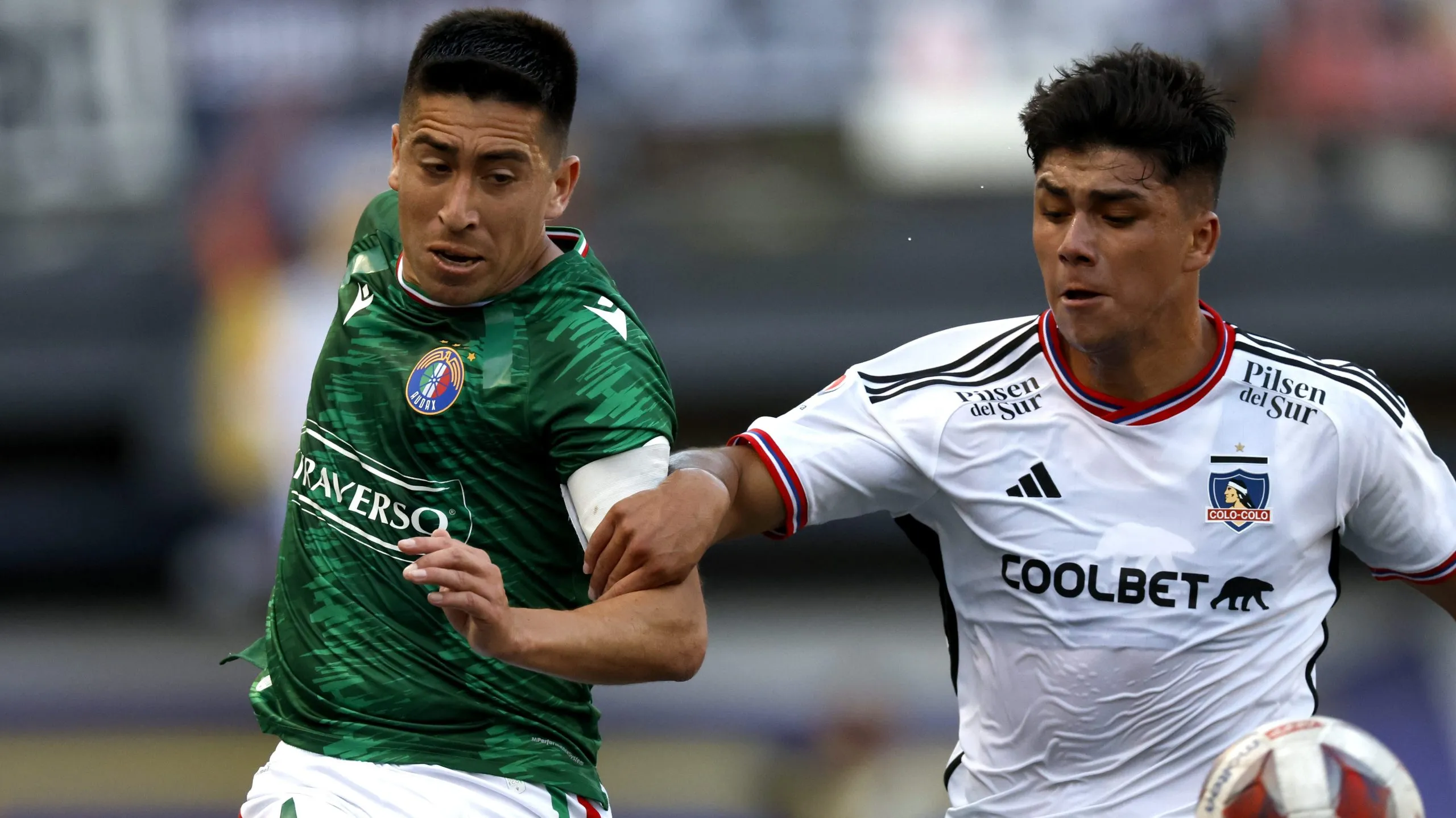 Osvaldo Bosso disputa el balon con Damian Pizarro de Colo Colo