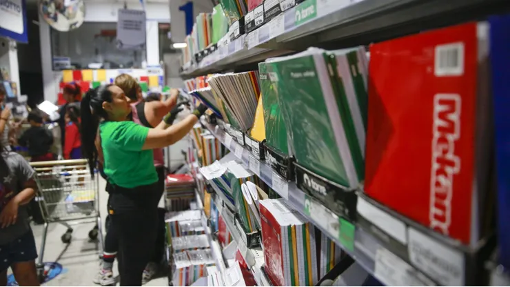 Todos los años se entrega un set de útiles escolares a los estudiantes que cumplan con los requisitos.