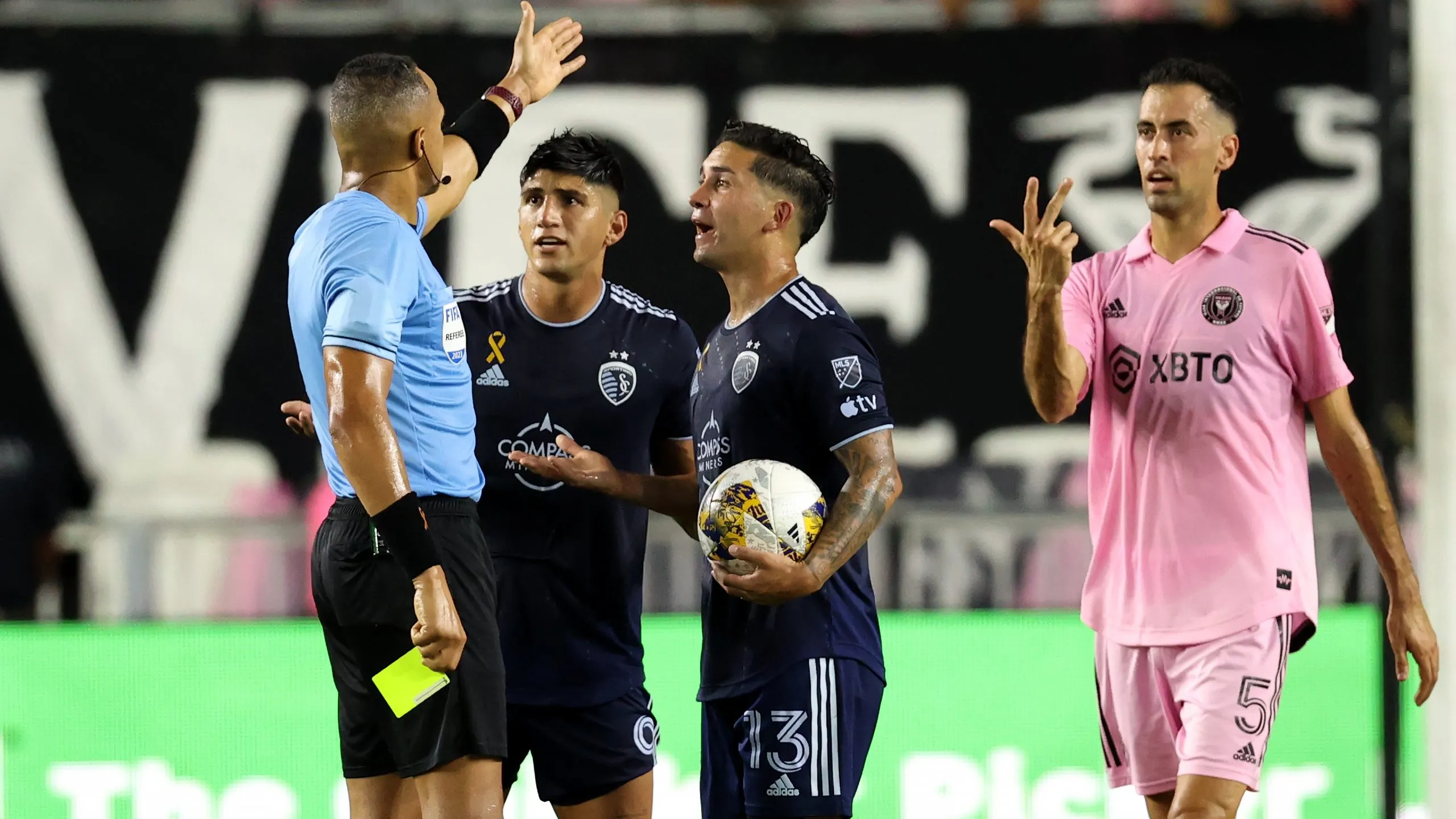 Pipe Gutiérrez sindo amonestado frente al Inter de Miami. 2023.