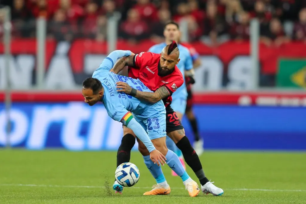Arturo Vidal en acción por la Copa Libertadores 2023 ante Bolívar, que eliminó a Athletico Paranaense de Brasil. (Heuler Andrey/Getty Images)
