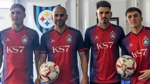 Huachipato se encuentra en proceso de transición de nueva indumentaria. Algunas prendas siguen con dos estrellas, mientras va llegando la ropa con tres.