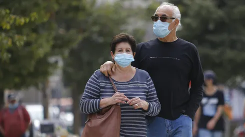 ¿Pasará en Chile? España regresa al uso obligatorio de mascarillas.