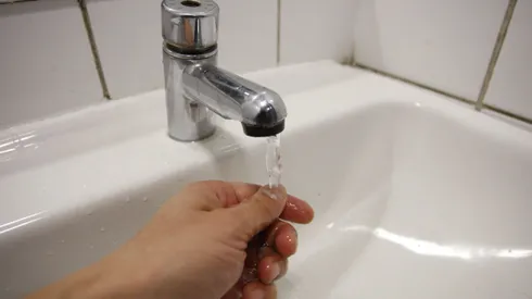 El corte de agua afectará a tres comunas de Santiago.