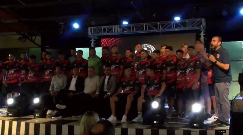 Ante sus hinchas y la prensa, Limache presentó su contingente de refuerzos. | Foto: Captura