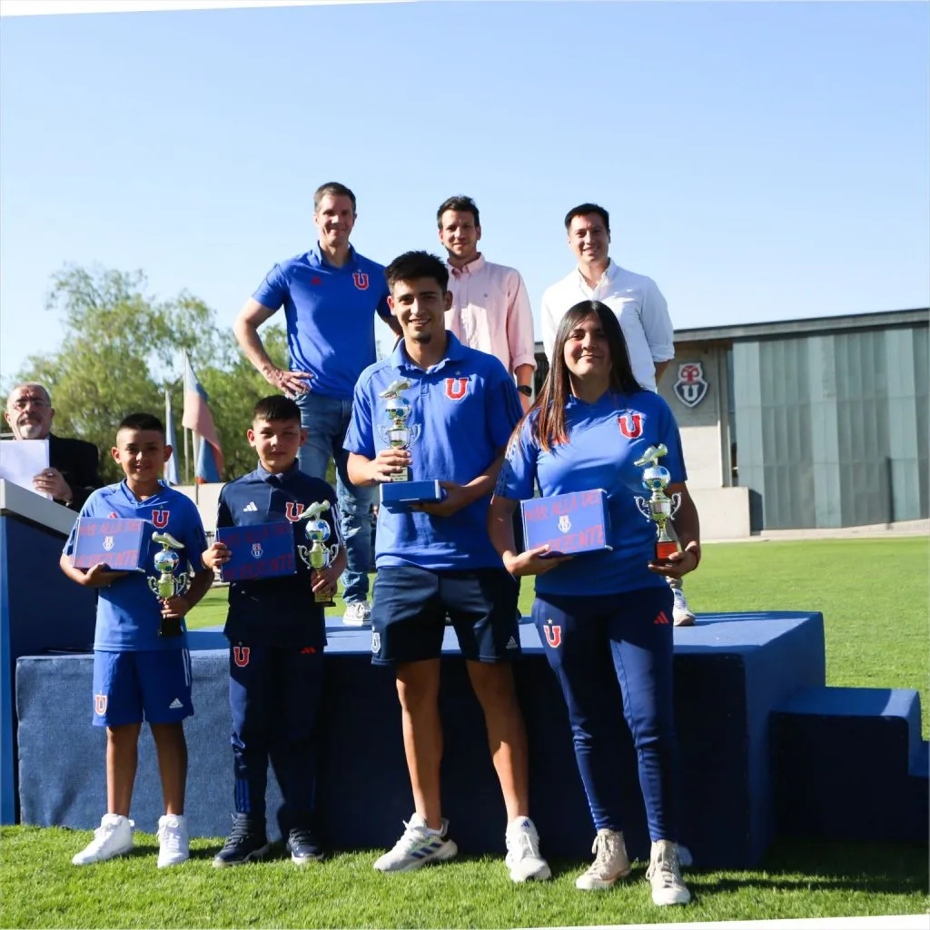 Detrás de los premiados aparece Michael Clark, Manuel Mayo y Pablo Galaz, presidente, gerente deportivo y subgerente deportivo de Azul Azul, respectivamente. (Foto: Linkedin Pablo Galaz)