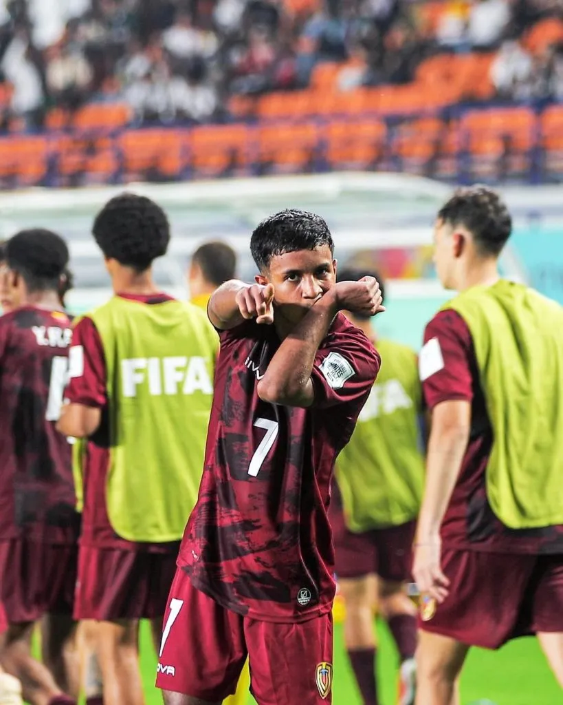 Así fue uno de los festejos de Leenhan Romero tras marcar para Venezuela en la Copa del Mundo Sub 17. (Captura).