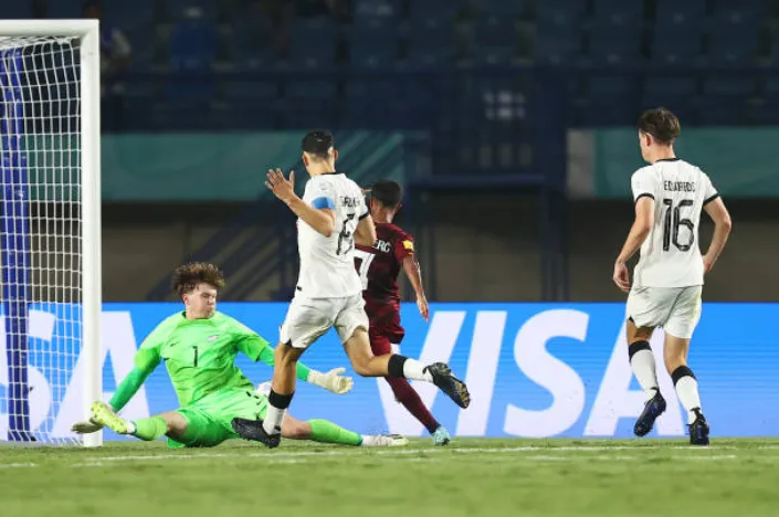 Leenhan Romero y uno de los goles que le marcó a Nueva Zelanda en el Mundial Sub 17 de 2023. (Getty Images).