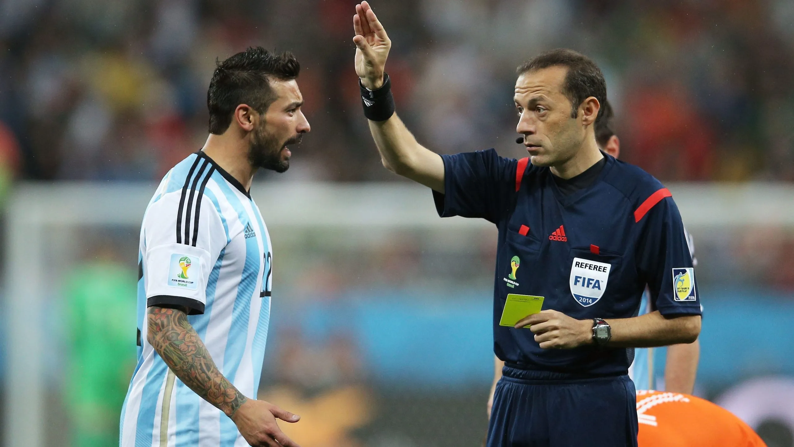 Lavezzi amonestado durante el partido de Argentina en la semifinal del Mundial de Brasil 2014.