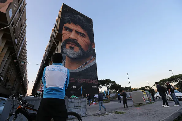 Los hinchas de Napolí tienen al Diego como un verdadero Dios por lo hecho en su equipo. | Foto: Getty Images.
