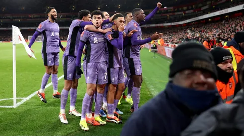 Un centro de Alexander-Arnold terminó en un autogol del Arsenal que le dio al Liverpool el paso a dieciseisavos de final de la FA Cup.