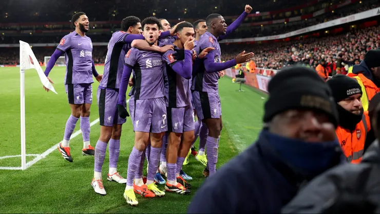Un centro de Alexander-Arnold terminó en un autogol del Arsenal que le dio al Liverpool el paso a dieciseisavos de final de la FA Cup.