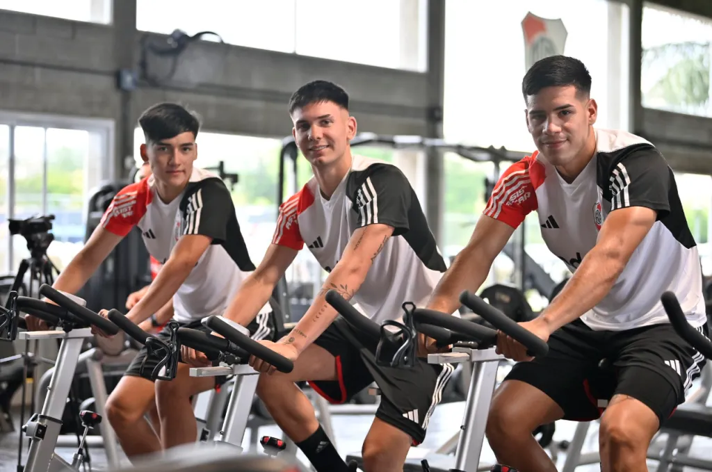Ian Subiabre (el de más a la izquierda), Franco Mastantuono y Daniel Zabala en el inicio de la pretemporada. (Foto: River Plate).