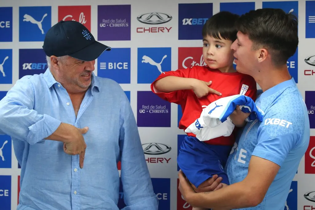 Juan Tagle guía al pequeño Santino Canales para hacer la Franja. (Javier Salvo/Photosport).