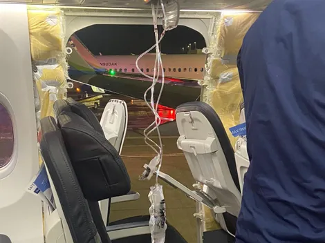 Ventana de avión explota en el aire en pleno vuelo