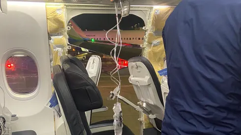 Ventana de avión explota en el aire