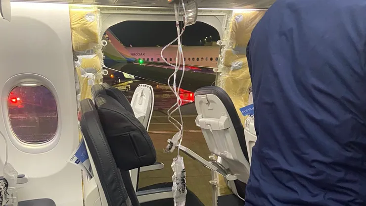 Ventana de avión explota en el aire