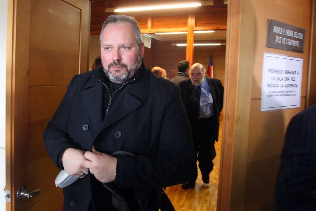 Sebastián Dávalos saliendo de tribunales. Foto: Jorge Loyola/Aton Chile