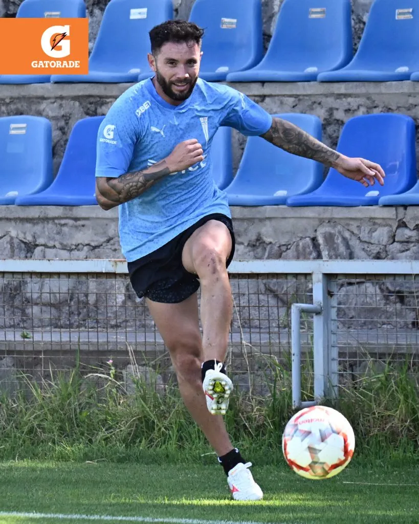 Eugenio Mena retomó este viernes los entrenamientos con la UC. | Foto: Cruzados